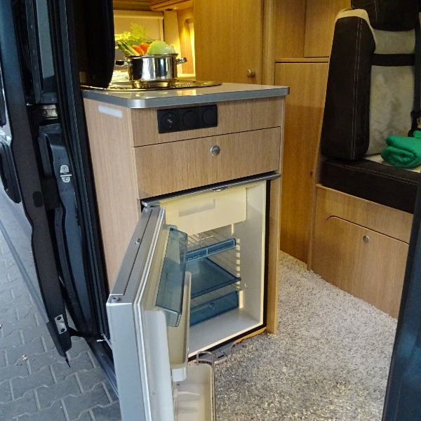 Pössl ROADCAR 640, buscamper, langsbedden, 2,3 ltr, 130 pk, 2017, 13 dkm, antraciet Pössl ROADCAR 640, buscamper, langsbedden, 2,3 ltr, 130 pk, 2017, 13 dkm, antraciet