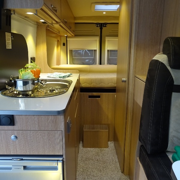 Pössl ROADCAR 640, buscamper, langsbedden, 2,3 ltr, 130 pk, 2017, 13 dkm, antraciet Pössl ROADCAR 640, buscamper, langsbedden, 2,3 ltr, 130 pk, 2017, 13 dkm, antraciet