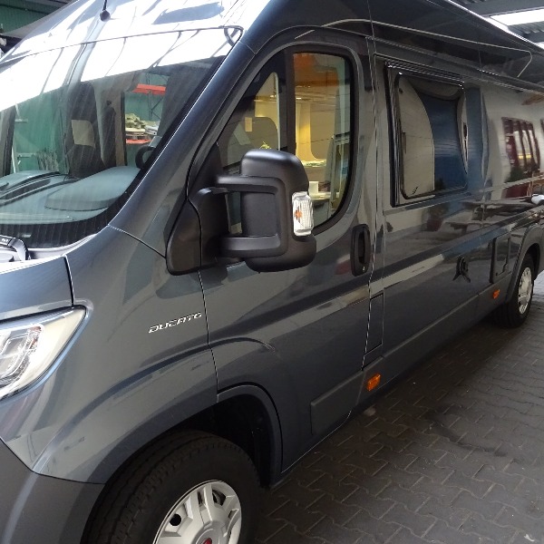 Pössl ROADCAR 640, buscamper, langsbedden, 2,3 ltr, 130 pk, 2017, 13 dkm, antraciet Pössl ROADCAR 640, buscamper, langsbedden, 2,3 ltr, 130 pk, 2017, 13 dkm, antraciet