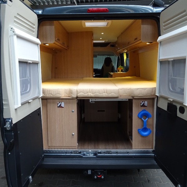 Pössl ROADCAR 640, buscamper, langsbedden, 2,3 ltr, 130 pk, 2017, 13 dkm, antraciet Pössl ROADCAR 640, buscamper, langsbedden, 2,3 ltr, 130 pk, 2017, 13 dkm, antraciet