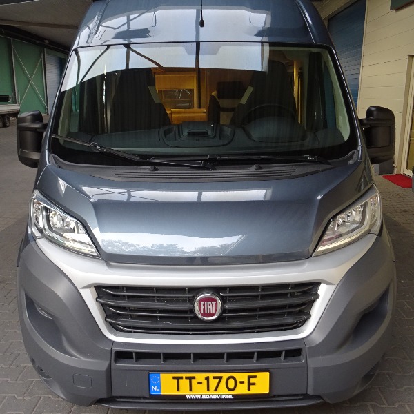 Pössl ROADCAR 640, buscamper, langsbedden, 2,3 ltr, 130 pk, 2017, 13 dkm, antraciet Pössl ROADCAR 640, buscamper, langsbedden, 2,3 ltr, 130 pk, 2017, 13 dkm, antraciet