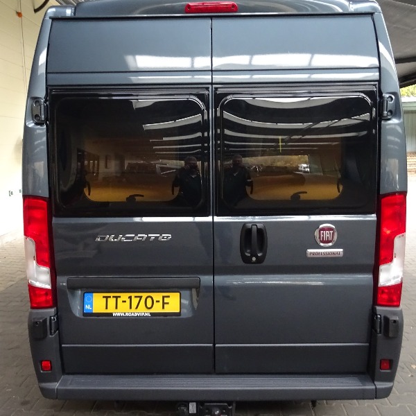Pössl ROADCAR 640, buscamper, langsbedden, 2,3 ltr, 130 pk, 2017, 13 dkm, antraciet Pössl ROADCAR 640, buscamper, langsbedden, 2,3 ltr, 130 pk, 2017, 13 dkm, antraciet