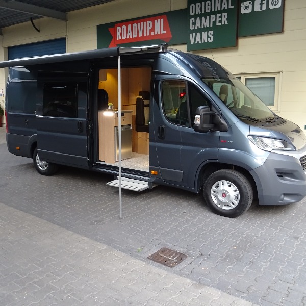Pössl ROADCAR 640, buscamper, langsbedden, 2,3 ltr, 130 pk, 2017, 13 dkm, antraciet Pössl ROADCAR 640, buscamper, langsbedden, 2,3 ltr, 130 pk, 2017, 13 dkm, antraciet