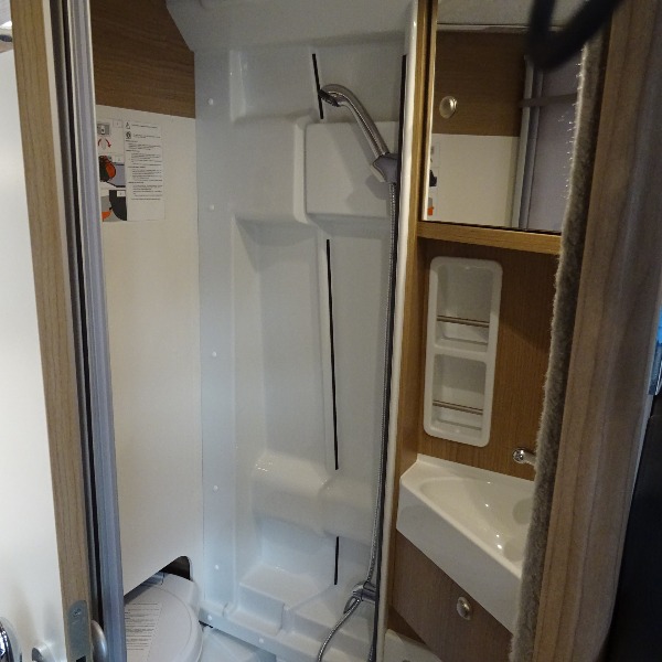 Carthago Malibu Van 600, buscamper, 6 mtr, 130 pk, 2017, 23 dkm, antraciet Carthago Malibu Van 600, buscamper, 6 mtr, 130 pk, 2017, 23 dkm, antraciet