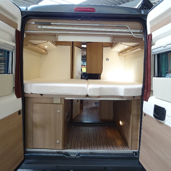 Carthago Malibu Van 600, buscamper, 6 mtr, 130 pk, 2017, 23 dkm, antraciet
