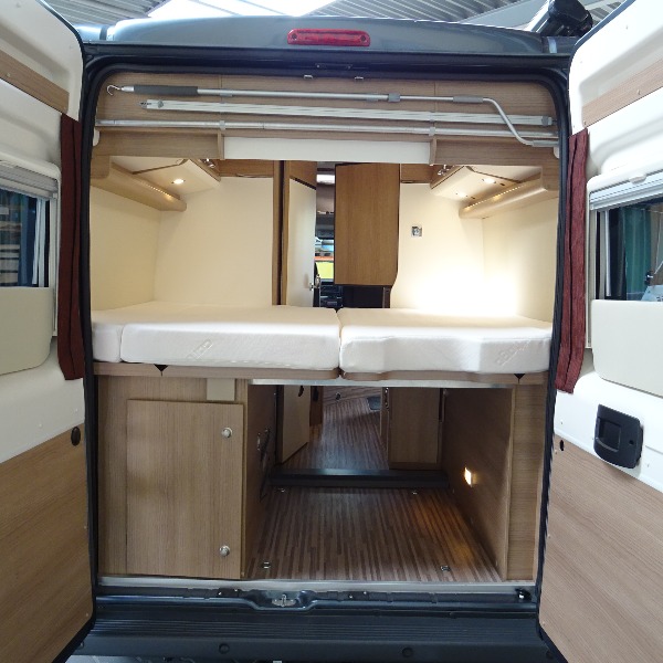 Carthago Malibu Van 600, buscamper, 6 mtr, 130 pk, 2017, 23 dkm, antraciet Carthago Malibu Van 600, buscamper, 6 mtr, 130 pk, 2017, 23 dkm, antraciet