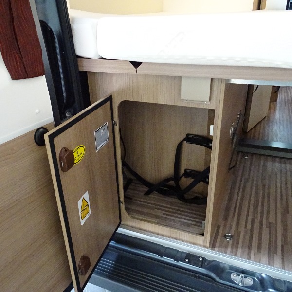Carthago Malibu Van 600, buscamper, 6 mtr, 130 pk, 2017, 23 dkm, antraciet Carthago Malibu Van 600, buscamper, 6 mtr, 130 pk, 2017, 23 dkm, antraciet