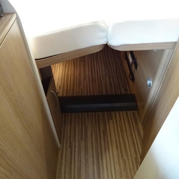 Carthago Malibu Van 600, buscamper, 6 mtr, 130 pk, 2017, 23 dkm, antraciet Carthago Malibu Van 600, buscamper, 6 mtr, 130 pk, 2017, 23 dkm, antraciet