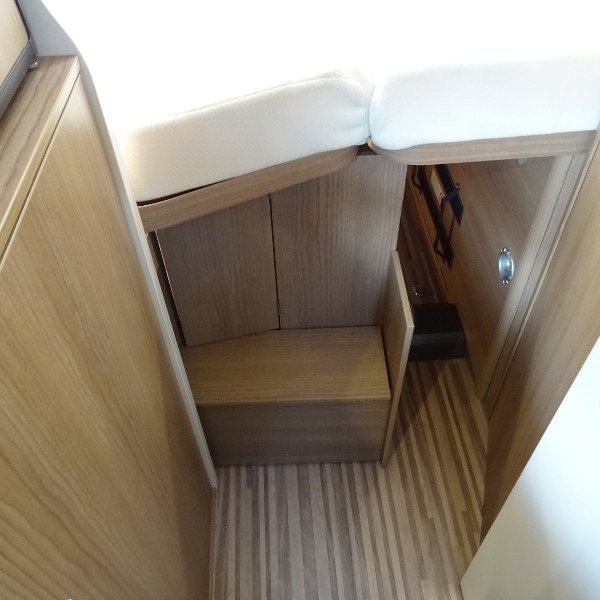 Carthago Malibu Van 600, buscamper, 6 mtr, 130 pk, 2017, 23 dkm, antraciet Carthago Malibu Van 600, buscamper, 6 mtr, 130 pk, 2017, 23 dkm, antraciet