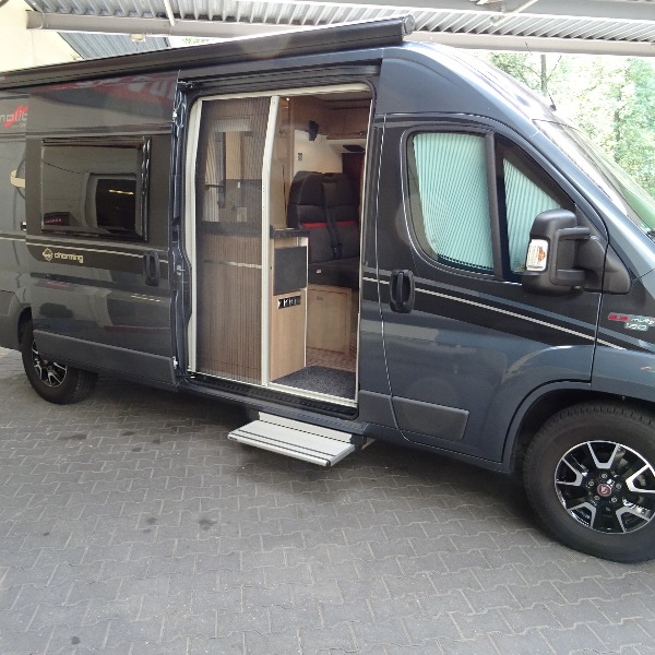 Carthago Malibu Van 600, buscamper, 6 mtr, 130 pk, 2017, 23 dkm, antraciet Carthago Malibu Van 600, buscamper, 6 mtr, 130 pk, 2017, 23 dkm, antraciet