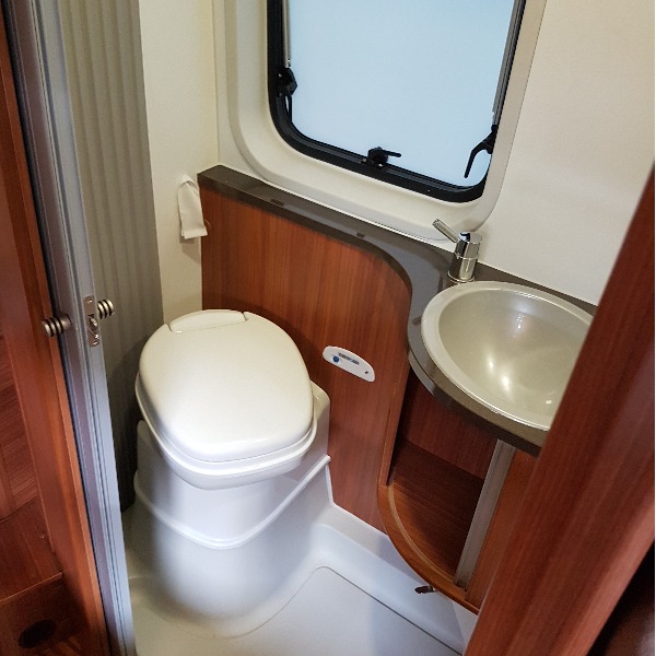 Adria Twin Buscamper, 6 mtr, bj 2013, 59 dkm, 130 pk, antr. grijs Adria Twin Buscamper, 6 mtr, bj 2013, 59 dkm, 130 pk, antr. grijs