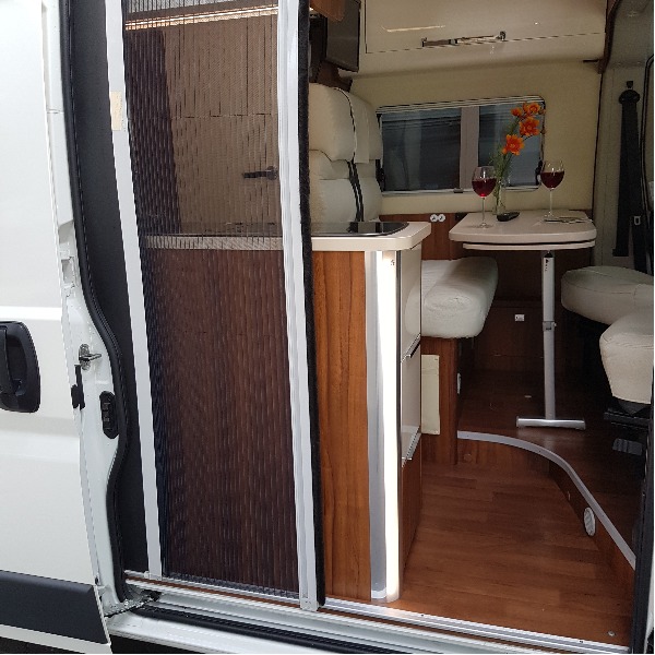 Roller Team Livingstone Prestige Duo, halfautomaat, buscamper, langsslaper, 2015, 45 dkm, 6,4 mtr. Roller Team Livingstone Prestige Duo, halfautomaat, buscamper, langsslaper, 2015, 45 dkm, 6,4 mtr.