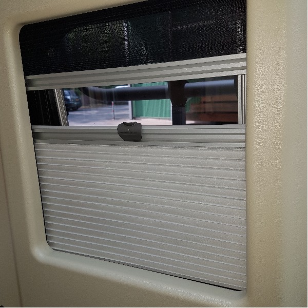 Roller Team Livingstone Prestige Duo, halfautomaat, buscamper, langsslaper, 2015, 45 dkm, 6,4 mtr. Roller Team Livingstone Prestige Duo, halfautomaat, buscamper, langsslaper, 2015, 45 dkm, 6,4 mtr.