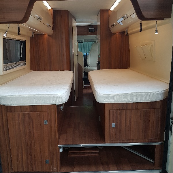 Roller Team Livingstone Prestige Duo, halfautomaat, buscamper, langsslaper, 2015, 45 dkm, 6,4 mtr. Roller Team Livingstone Prestige Duo, halfautomaat, buscamper, langsslaper, 2015, 45 dkm, 6,4 mtr.