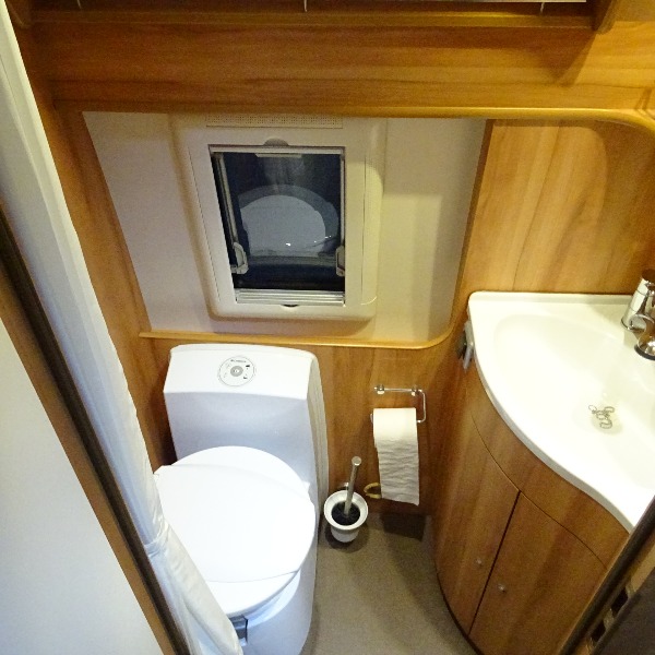 Pössl Vario, 6mtr. buscamper, 4 vaste slaapplaatsen, verhoogd dak, 2013, 50 dkm Pössl Vario, 6mtr. buscamper, 4 vaste slaapplaatsen, verhoogd dak, 2013, 50 dkm