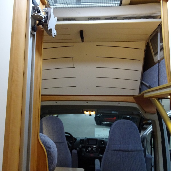 Pössl Vario, 6mtr. buscamper, 4 vaste slaapplaatsen, verhoogd dak, 2013, 50 dkm Pössl Vario, 6mtr. buscamper, 4 vaste slaapplaatsen, verhoogd dak, 2013, 50 dkm