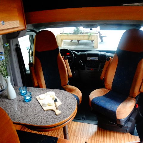 IN PRIJS VERLAAGD Pössl ROADCRUISER, buscamper, langsbedden, 6,4 MTR., bj. 2011, met. grijs. IN PRIJS VERLAAGD Pössl ROADCRUISER, buscamper, langsbedden, 6,4 MTR., bj. 2011, met. grijs.