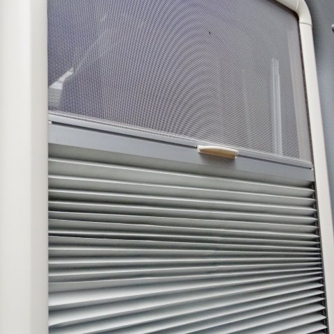 IN PRIJS VERLAAGD Pössl ROADCRUISER, buscamper, langsbedden, 6,4 MTR., bj. 2011, met. grijs. IN PRIJS VERLAAGD Pössl ROADCRUISER, buscamper, langsbedden, 6,4 MTR., bj. 2011, met. grijs.