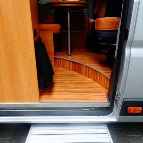 IN PRIJS VERLAAGD Pössl ROADCRUISER, buscamper, langsbedden, 6,4 MTR., bj. 2011, met. grijs. IN PRIJS VERLAAGD Pössl ROADCRUISER, buscamper, langsbedden, 6,4 MTR., bj. 2011, met. grijs.