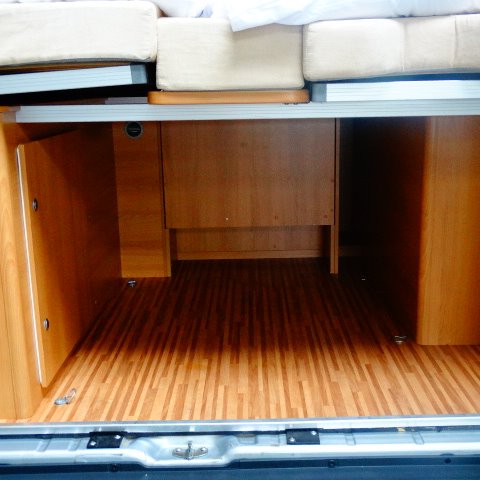 IN PRIJS VERLAAGD Pössl ROADCRUISER, buscamper, langsbedden, 6,4 MTR., bj. 2011, met. grijs. IN PRIJS VERLAAGD Pössl ROADCRUISER, buscamper, langsbedden, 6,4 MTR., bj. 2011, met. grijs.
