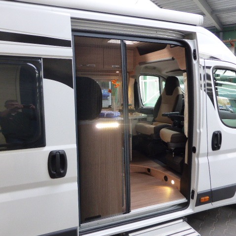 Pössl ROADCAR 640, buscamper, langsbedden, 2,3 ltr, 150 pk, 2016, 115 dkm, wit Pössl ROADCAR 640, buscamper, langsbedden, 2,3 ltr, 150 pk, 2016, 115 dkm, wit